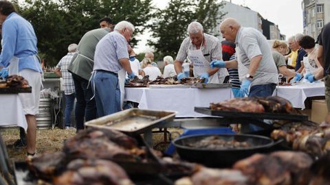 Celebraci�n de la�Festa do Becerro ao Espeto por el San Xo�n en A Piringalla.