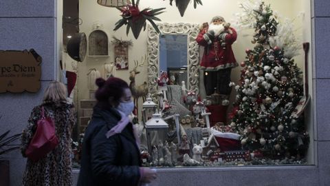 Escaparate de una tienda con art�culos navide�os en el centro de Monforte
