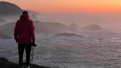 El fot�grafo David Couce, de espaldas, el mes pasado en Meir�s, en el concello de Valdovi�o.