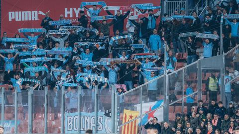 Aficionados del Celta presentes en la grada visitante del estadio de Montilivi.