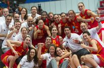 Jordi Aragon�s -primero por la derecha, junto a V�ctor Lape�a-, celebrando el bronce. 