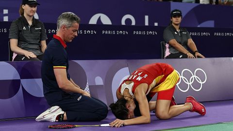 Carolina Marn, en el suelo junto a su entrenador