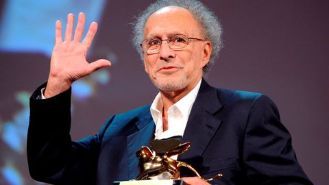 El director estadounidense Monte Hellman, en Venecia, con el Len de Oro especial que gan por su pelcula Road to nowhere