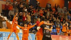 Pitero, Charly y Lautaro se abrazan mientras Izan y Alberto Mir�s celebran el tercer gol ante una grada euf�rica.