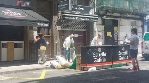 Preparativos en la calle San Juan de A Corua.