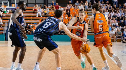 Paul Jorgensen intenta superar al adversario en el partido entre el Fuenlabrada y el Leyma Coru�a.