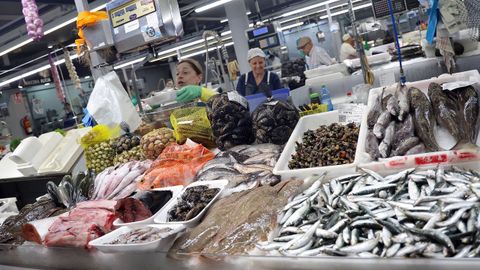Una pescadera en la plaza de Ribeira, a finales del pasado julio