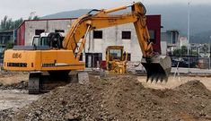 El alcalde se neg� el jueves a paralizar las obras del p�del pese a admitir que no tienen licencia.