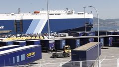 Carga de coches en la terminal de Bouzas despus de la huelga de estibadores