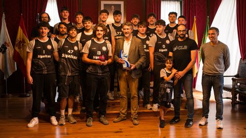 Imagen de la recepci�n municipal del alcalde y el concejal de Deportes de Vilagarc�a a la plantilla del segundo equipo s�nior masculino del CLB por su ascenso.