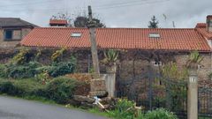 El cruceiro de Barrio est inclinado debido a los impactos de dos turismos.