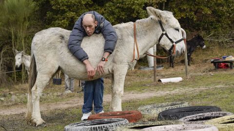 Uno de los usuarios del centro Valverde se apoya sobre uno de los mansos animales