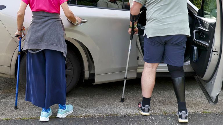 La pareja de Cambre, de 58 y 57 a�os, tiene muchos problemas para manejarse en coche desde su accidente.