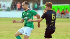 Peli trata de frenar a David Ben en el Burela 1-1 Viveiro del pasado 13 de agosto en A Marosa.