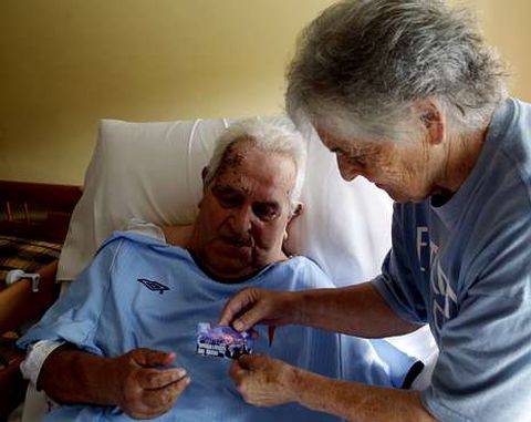 Albino Fajines García con su carnet de socio en su domicilio, donde se recupera de su lesión.