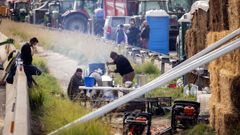 Agricultores y ganaderos cortan la AP-7�entre Borrass� y Vilademuls