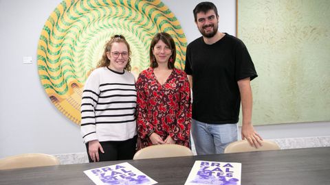 Sol Agra (en el centro) acompañada de los representantes del grupo Amorodio Teatro Carmen Facorro y Javier Castiñeira