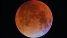 Vista de una Luna de sangre con su tono rojizo característico.