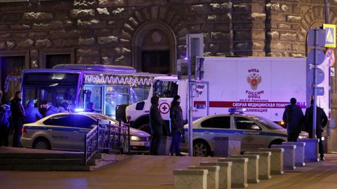 Una ambulancia en el lugar del tiroteo, frente a la sede del Servicio Federal de Seguridad (FSB) en Mosc�