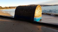 En la imagen, una  de las dos estructuras que el mar ha arrastrado a la playa de Seselle