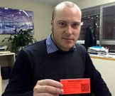 Loureiro mostra unha das cartelas da s�a nova exposici�n