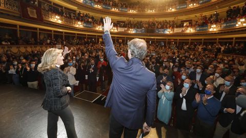 El presidente de la Xunta y candidato a liderar el PP, Alberto N��ez Feij�o, y la presidenta del PP de Asturias, Teresa Mallada, saludan durante un acto celebrado con afiliados del PP para exponer su proyecto pol�tico, en el Teatro Campoamor de Oviedo