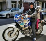 Saavedra (Foro Lugo) dio un paseo en moto con su hijo.