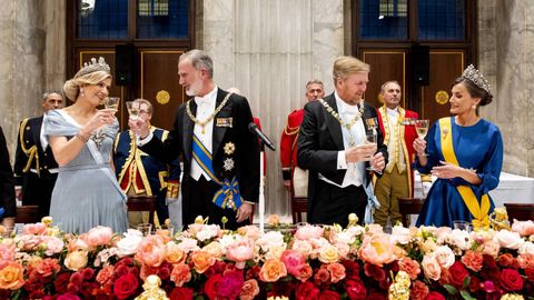 Las reinas de Espaa y Holanda lucieron espectaculares joyas en la cena de gala celebrada en msterdam