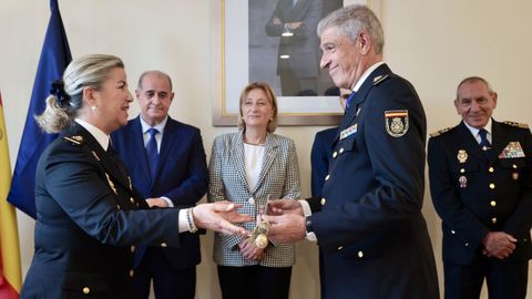 El comisario principal Luis Carlos Espino Cruz (2d) tom� posesi�n este martes en Oviedo de su nuevo cargo como jefe superior de Polic�a de Asturias en sustituci�n de Luisa Mar�a Benvenuty (i)