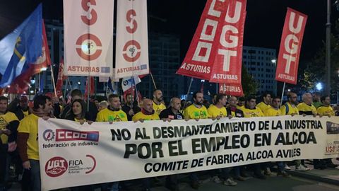 Cabecera de la manifestacin en defensa de Alcoa en Avils