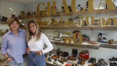 Paz Tilve y Yolanda Barrio junto al escaparate de la emblem�tica zapater�a de Ervedelo
