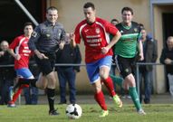 El centrocampista Schuster, del San Lorenzo,  lleva un bal�n ante la mirada del Tasky. 