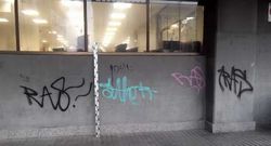 Dos pintadas en el edificio de la Xunta de la plaza de Pontevedra.