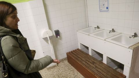 Los bancos para alcanzar los lavabos