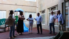 Lores, con miembros del equipo directivo del CEIP �lvarez Limeses y t�cnicos municipales, durante su visita al centro