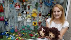 Sonia God�n llen� el escaparate de su negocio de amigurumis, que pueden ser desde animales a superh�roes, flores o princesas