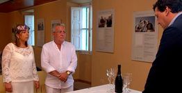 El regidor de Fisterra uni� en el faro a Rafael L�zaro y Sara Sanmart�n.