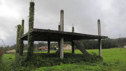 Edificacin que se qued en los pilares en el concello de Teo.