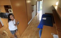 M�nica Costas, directora del residencial del campus O Castro, muestra un apartamento. 