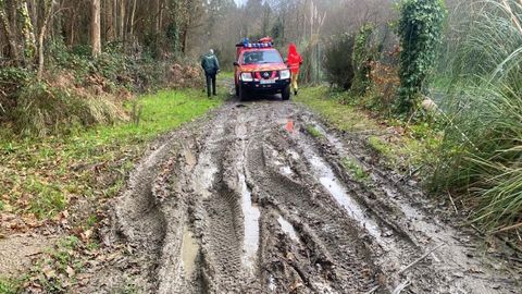 Efectivos de la Guardia Civil y de los bomberos de Oleiros en el operativo de b�squeda
