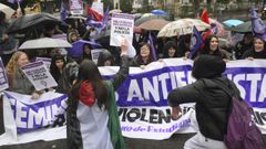 Decenas de personas han secundado este viernes en Oviedo y Gij�n sendas convocatorias feministas del Sindicato de Estudiantes y la plataforma 'Libres y Combativas' en las que se han posicionado frente al fascismo y el crecimiento de la extrema derecha y han expresado su repulsa contra la violencia machista.