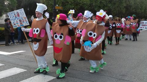 Multitudinario desfile de carnaval en el centro de Oviedo