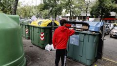 Isla de contenedores de residuos en el centro de Pontevedra