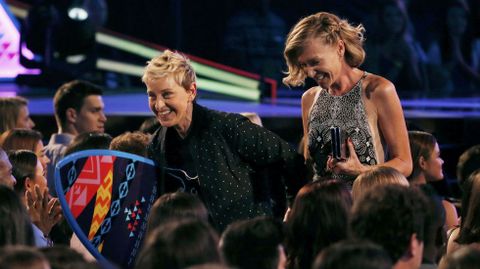 Ellen DeGeneres y su esposa tras recibir el premio de mejor cmica durante los Teen Choice Awards 2015
