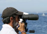 El bi�logo Antonio Fern�ndez observando los delfines. 