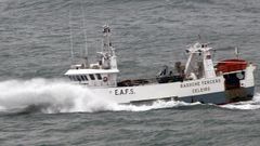 El Radoche Tercero entrando en A Coruña con temporal en el 2009, cuando su base oficial aún era Celeiro, donde nacieron los propietarios de este arrastrero que se se fue a pique en Gran Sol el 22 de octubre del 2025