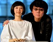 Hiroshi Ishiguro con su hija robot, Kodomoroid. 