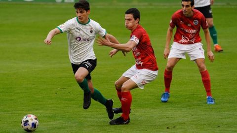 Riki, de blanco, durante el partido ante el Laredo