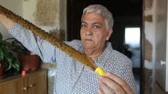 La vecina de O Val Manoli Castro muestra, en foto del pasado mayo, la plaga de moscas