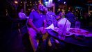Muchos americanos se reunieron en bares y restaurantes para seguir el escrutinio